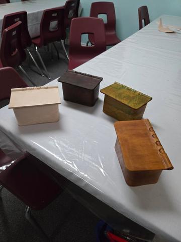 Finished hinged boxes