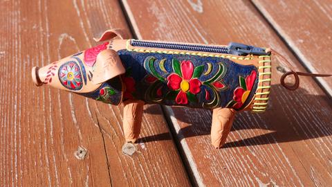 “Mr. Porky” coin purse · 9