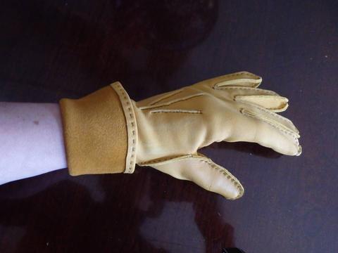 Competition - Deer Skin Gloves - Fellow by Kim Winchester, photograph 3