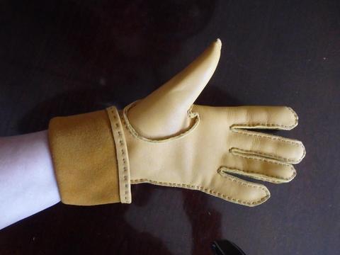 Competition - Deer Skin Gloves - Fellow by Kim Winchester, photograph 4
