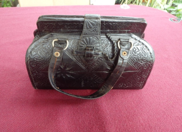 C:\Users\Barbara\Pictures\CSCL\Edith thumbnail_black purse 11.jpg